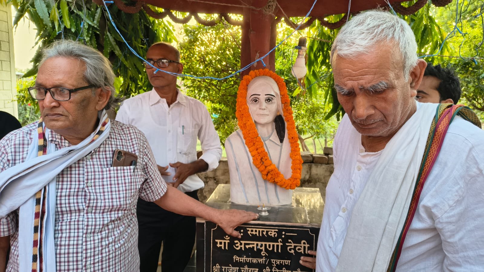 माँ अन्नपूर्णा की प्रतिमा पर माल्यार्पण करते हुए